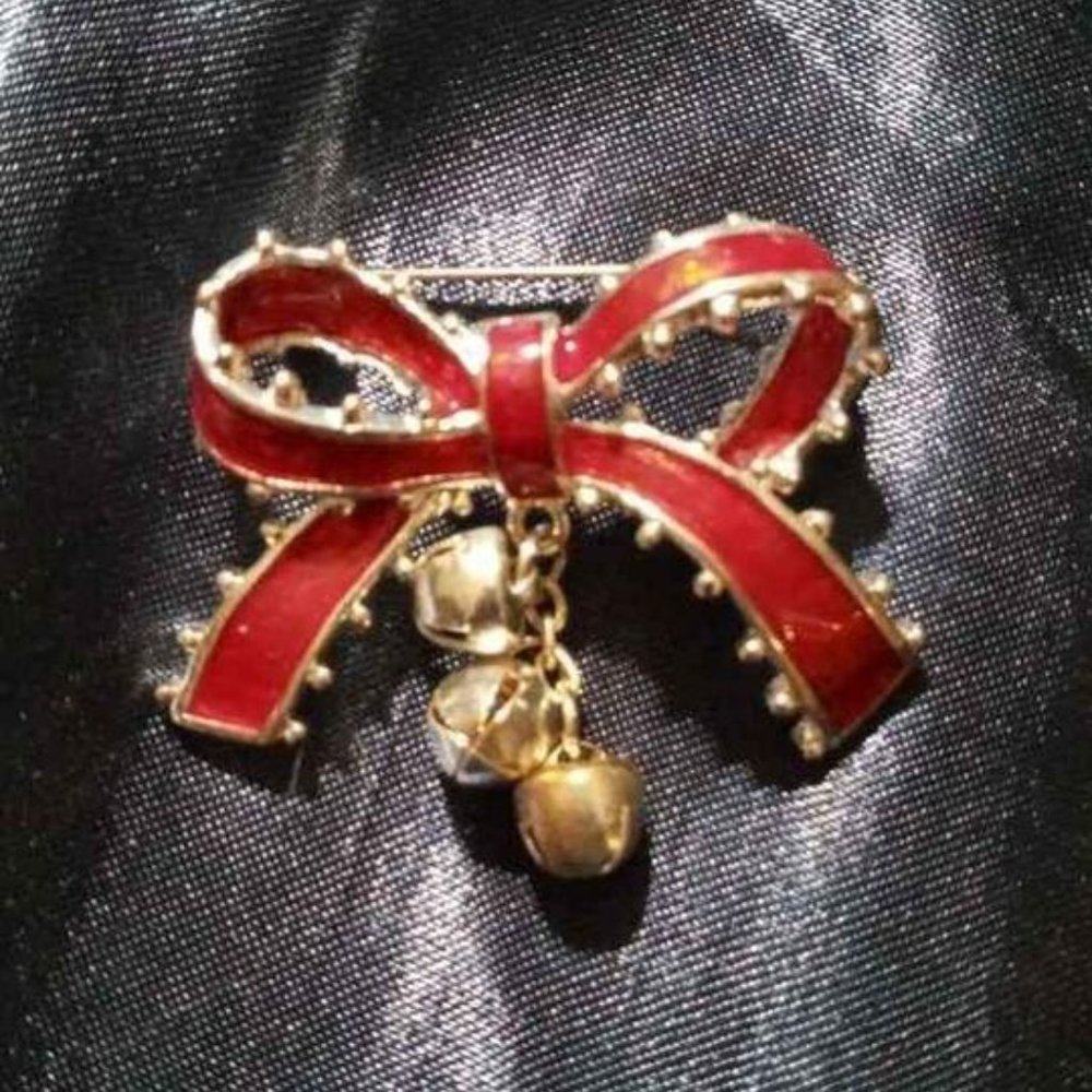 UNIQUE PERIOD STYLE CHRISTMAS PIN, RED BOW W/BELLS